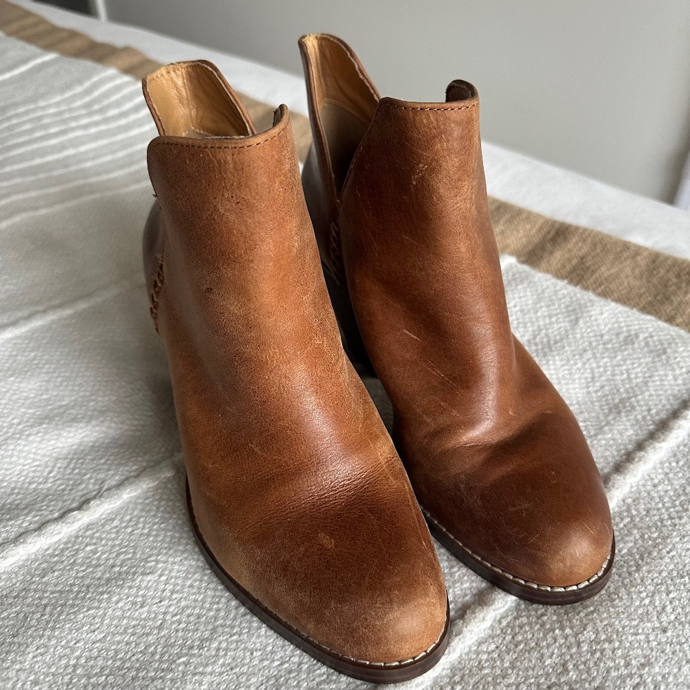 EUC CROWN VINTAGE Brown Leather Heeled Bootie - Size 7